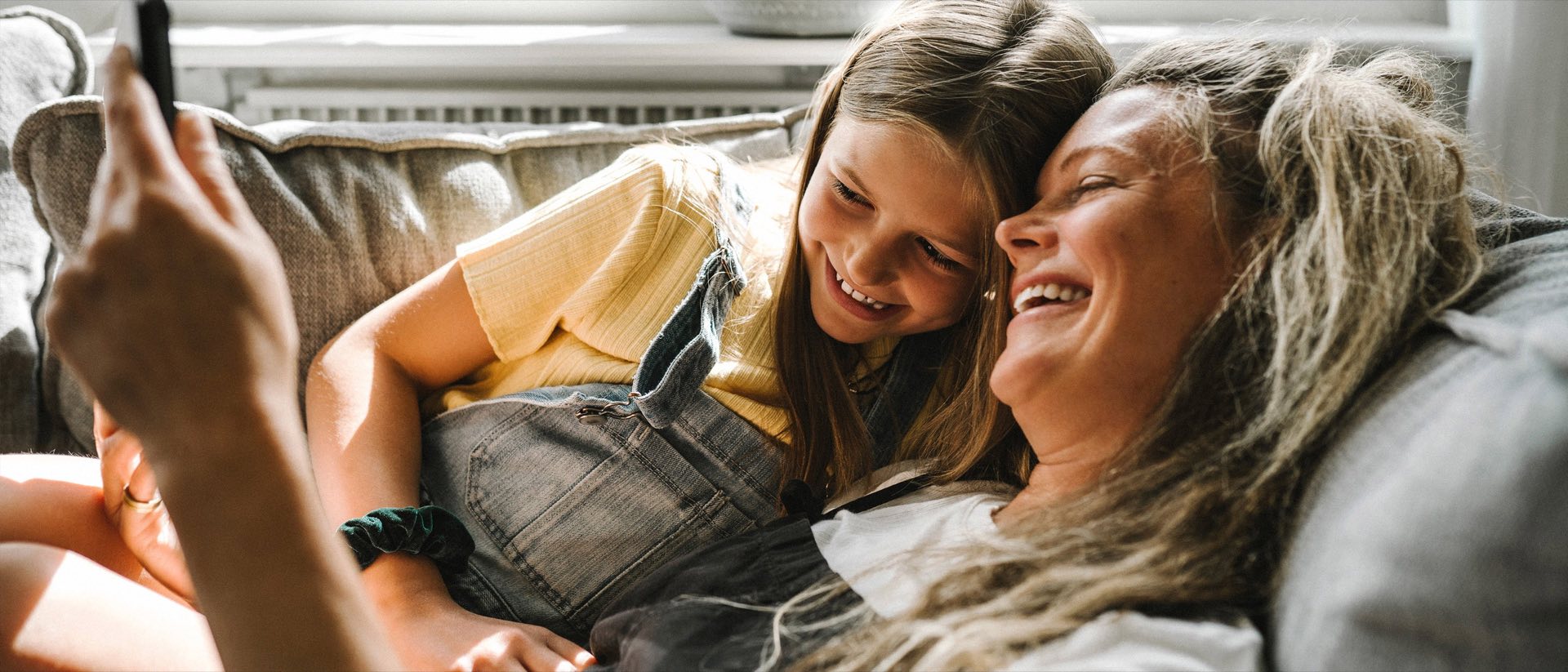 Mor og datter ler sammen